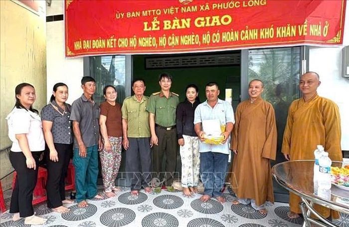 Ban Quản trị chùa Phước Hưng (xã Hồng Dân) cùng chính quyền địa phương bàn giao nhà tình thương cho anh Nguyễn Văn Sơn tại ấp Vĩnh Phú A, xã Phước Long (Cà Mau). Ảnh: TTXVN phát