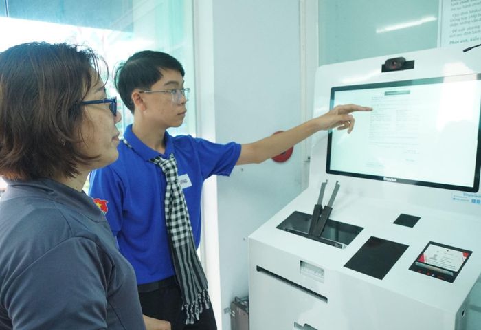 Nguời dân được hướng dẫn dùng công nghệ khi làm các thủ tục hành chính tại cơ sở.