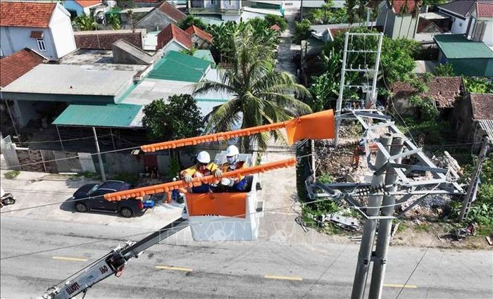 Công tác bảo trì, bảo dưỡng hệ thống điện bằng công nghệ Hotline (công nghệ sửa chữa điện nóng) duy trì nguồn điện liên tục cho sinh hoạt và sản xuất của khách hàng, trên địa bàn xã Trung Lộc, tỉnh Nghệ An. Ảnh: Vũ Sinh/TTXVN