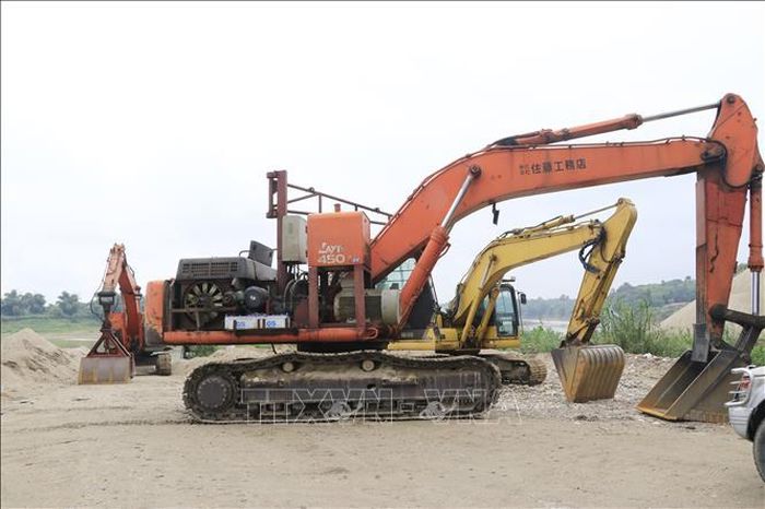 Các hoạt động khai thác, vận chuyển cát được tạm dừng, toàn bộ máy móc, phương tiện được tập kết tại một chỗ. Ảnh: Đinh Thùy/TTXVN