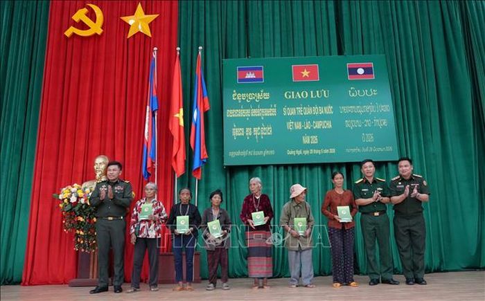 Đoàn sĩ quan trẻ ba nước tặng quà cho 10 hộ gia đình có hoàn cảnh khó khăn tại xã Bờ Y, tỉnh Quảng Ngãi.