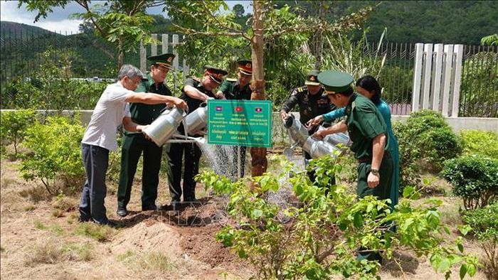 Đoàn sĩ quan trẻ ba nước trồng cây lưu niệm tại Nhà văn hóa hữu nghị Việt Nam – Lào - Campuchia.