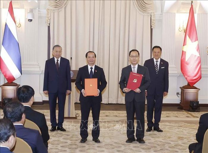 Tổng Bí thư, Chủ tịch nước Tô Lâm và Thủ tướng Thái Lan Anutin Charnvirakul chứng kiến trao Biên bản ghi nhớ về hợp tác giữa Học viện Hành chính và Quản trị Công (Học viện Chính trị quốc gia Hồ Chí Minh) và Đại học Khon Kaen (KKU) của Thái Lan. Ảnh: Thống Nhất/TTXVN