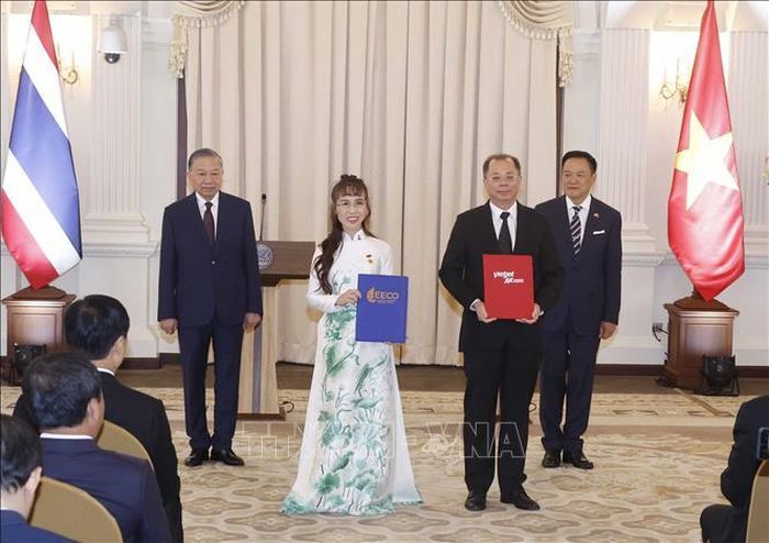 Tổng Bí thư, Chủ tịch nước Tô Lâm và Thủ tướng Thái Lan Anutin Charnvirakul chứng kiến trao Biên bản ghi nhớ về hợp tác phát triển Dự án Trung tâm bảo trì, sửa chữa, vận hành giữa hãng hãng không VietjetAir của VIệt Nam với Cơ quan Hành lang kinh tế phía Đông (Thái Lan). Ảnh: Thống Nhất/TTXVN