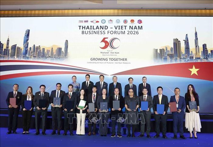 Tổng Bí thư, Chủ tịch nước Tô Lâm và Thủ tướng Thái Lan Anutin Charnvirakul chứng kiến trao các thỏa thuận hợp tác giữa doanh nghiệp hai nước. Ảnh: Thống Nhất/TTXVN
