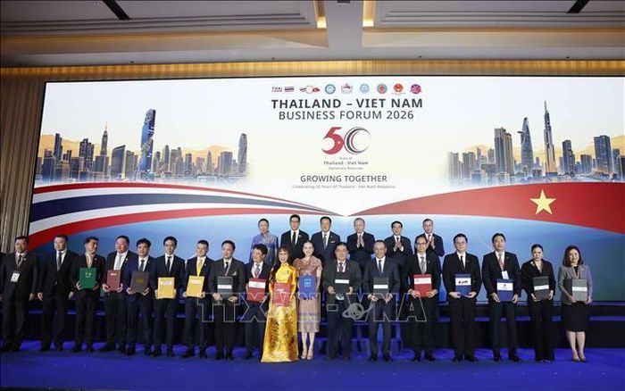 Tổng Bí thư, Chủ tịch nước Tô Lâm và Thủ tướng Thái Lan Anutin Charnvirakul chứng kiến trao các thỏa thuận hợp tác giữa doanh nghiệp hai nước. Ảnh: Thống Nhất/TTXVN