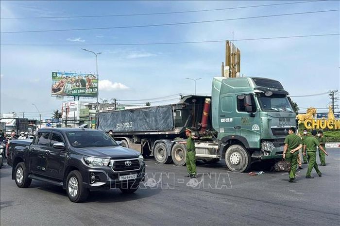 Hiện trường vụ tai nạn giao thông giữa xe máy và xe container tại khu vực vòng xoay gần Nghĩa trang Liệt sĩ tỉnh, phường Long An, tỉnh Tây Ninh chiều 28/5. Ảnh: TTXVN phát