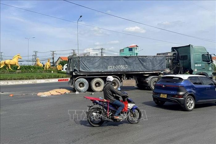 Hiện trường vụ tai nạn giao thông giữa xe máy và xe container tại khu vực vòng xoay gần Nghĩa trang Liệt sĩ tỉnh, phường Long An, tỉnh Tây Ninh chiều 28/5. Ảnh: TTXVN phát