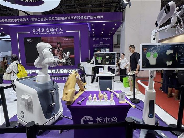 Robot phục vụ trong lĩnh vực y tế. Ảnh: Công Tuyên - PV TTXVN tại Trung Quốc