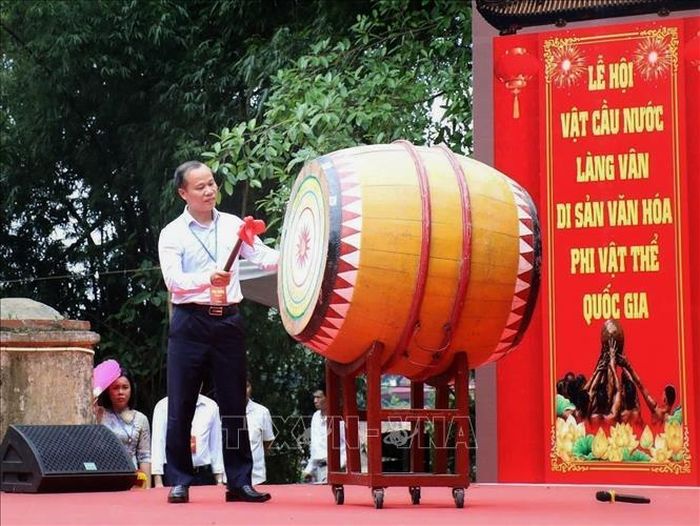 Phó Chủ tịch Thường trực UBND tỉnh Bắc Ninh Mai Sơn đánh trống khai hội.