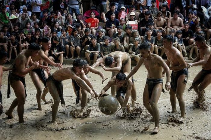 Pha tranh cầu quyết liệt tại lễ hội.