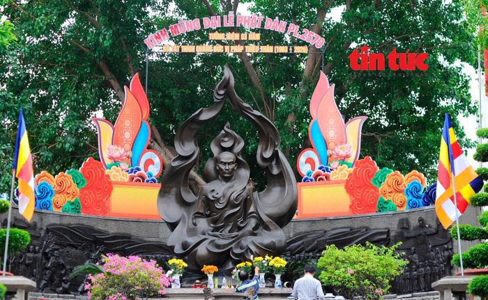 Không gian công viên tượng của Bồ tát Thích Quảng Đức (phường Bàn Cờ) cũng được Phật tử, người dân trang hoàng.