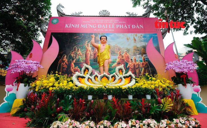 Đại cảnh hoa cùng với tượng Đức Phật đản sinh được tăng ni, Phật tử ở Quan âm tu viện (phường Nhiêu Lộc) trang trí.