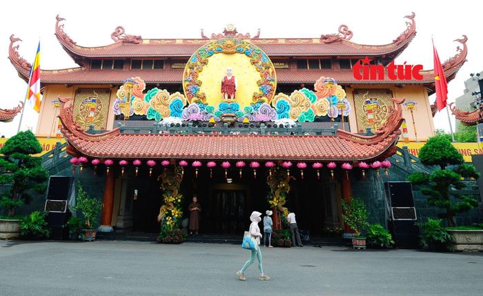 Việt Nam Quốc Tự được trang hoàng rực rỡ mừng Đại lễ Phật đản 2026.