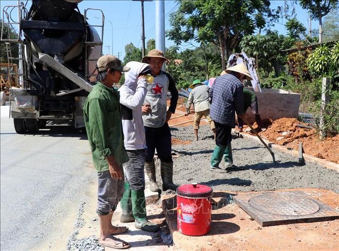 Người lao động tại dự án đường Đức Tân (Quẹo Thừa Xuân) - Quốc lộ 24 (đoạn nội thị) thuộc xã Mộ Đức tranh thủ nghĩ giải lao để uống nước khi làm việc dưới thời tiết nắng nóng gay gắt.
