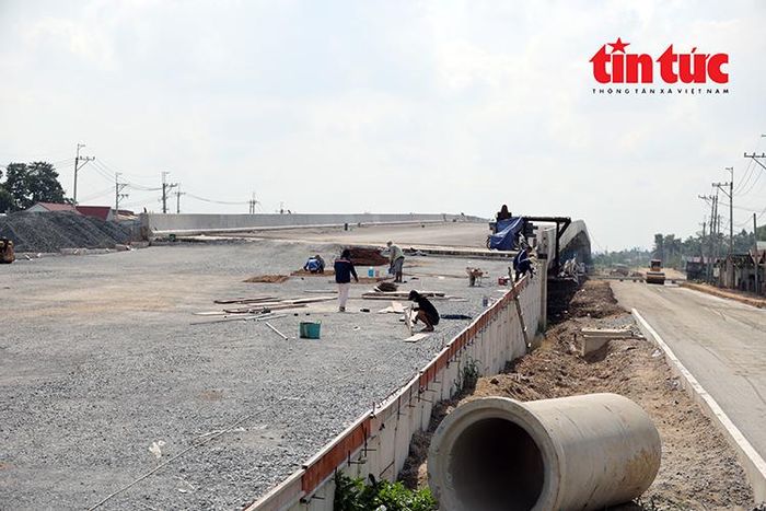 Các công nhân đang tất bật thi công cầu Bình Gửi.