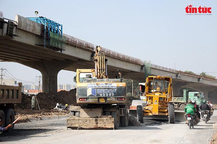 Nhiều máy móc và công nhân thi công khu vực nút giao Tân Vạn.