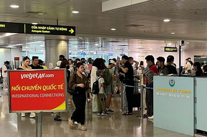 Hành khách đi lại tại sân bay Tân Sơn Nhất.