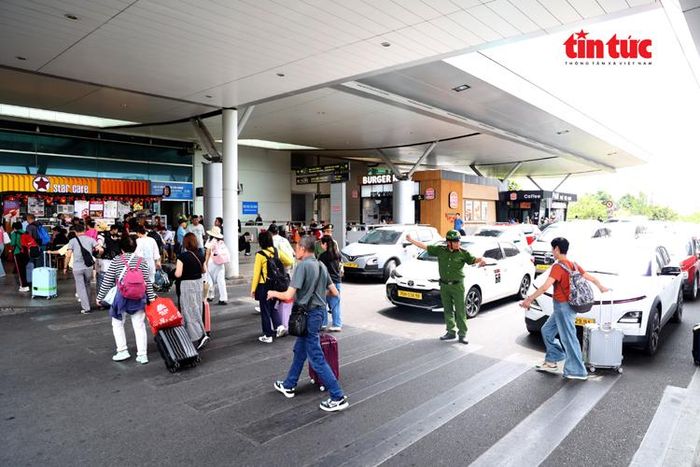 Hành khách đi lại tại Nhà ga quốc tế.