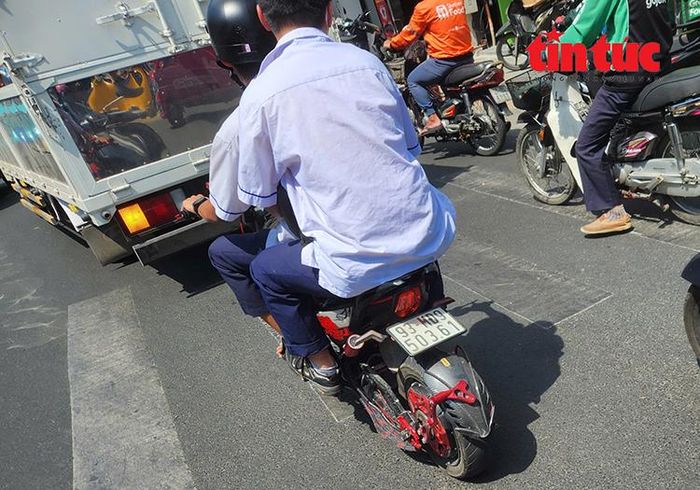 Một xe điện đã được độ, chế lưu thông tốc độ cao trên đường Trường Chinh. Ảnh: Mạnh Linh/Báo Tin tức và Dân tộc