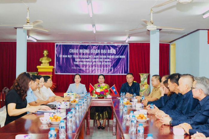 Tham dự buổi làm việc có bà Vatsana Silima, Ủy viên Ban Thường vụ Tỉnh ủy Champasak, Chủ tịch Ủy ban Mặt trận Lào xây dựng đất nước tỉnh Champasak; bà Phan Thị Thu Dung, Chánh Văn phòng Tổng Lãnh sự quán Việt Nam tại Pakse cùng đại diện Hội người Việt Nam tỉnh Champasak.