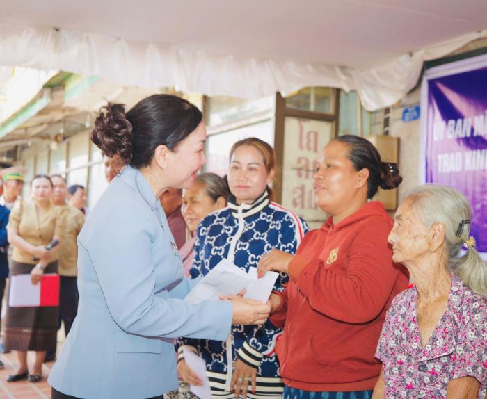 Những người dân sinh sống ở Lào được nhận những phần quá ý nghĩa.