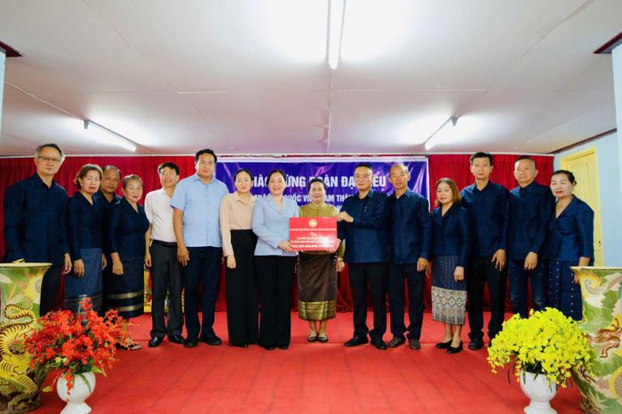 Bà Trương Thị Bích Hạnh, Ủy viên Ban Thường vụ Thành ủy, Phó Chủ tịch Thường trực Ủy ban MTTQ Việt Nam TP Hồ Chí Minh thăm và tặng quà cho các kiều bào tại Lào.