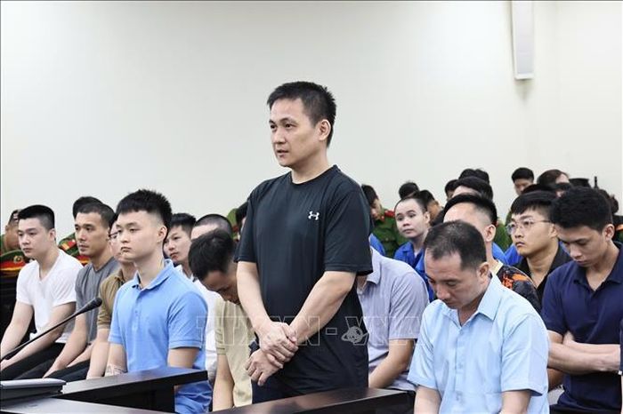 Bị cáo Nguyễn Hữu Sơn trả lời thẩm vấn tại phiên tòa, ngày 26/5.