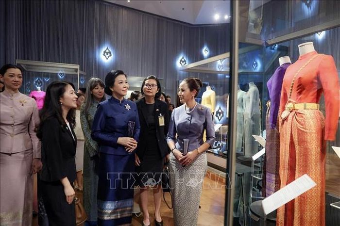 Phu nhân Ngô Phương Ly và Phu nhân Thủ tướng Thái Lan Thananon Charnvirakul thăm Bảo tàng Dệt may Hoàng Thái hậu Sirikit trong khuôn viên Cung điện Hoàng gia Thái Lan. Ảnh: TTXVN phát