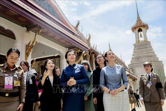 Phu nhân Ngô Phương Ly cùng Phu nhân Thủ tướng Thái Lan Thananon Charnvirakul trong chuyến thăm các di tích trong khuôn viên Cung điện Hoàng gia Thái Lan. Ảnh: TTXVN phát