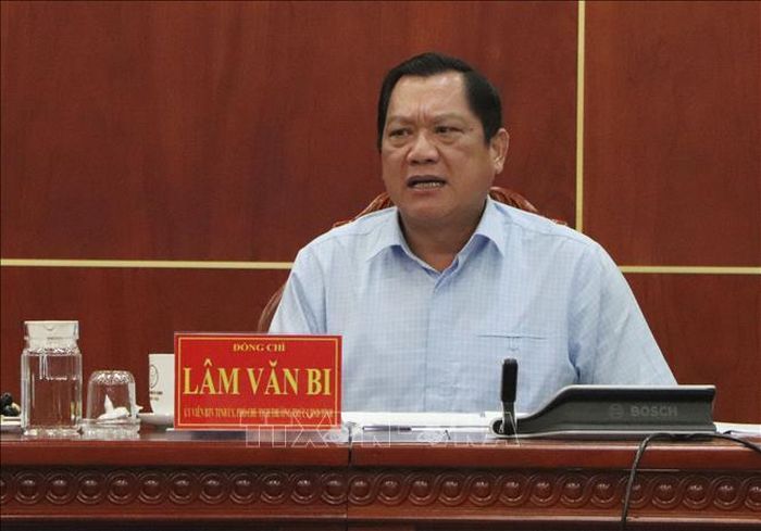Phó Chủ tịch Thường trực UBND tỉnh Cà Mau Lâm Văn Bi phát biểu.