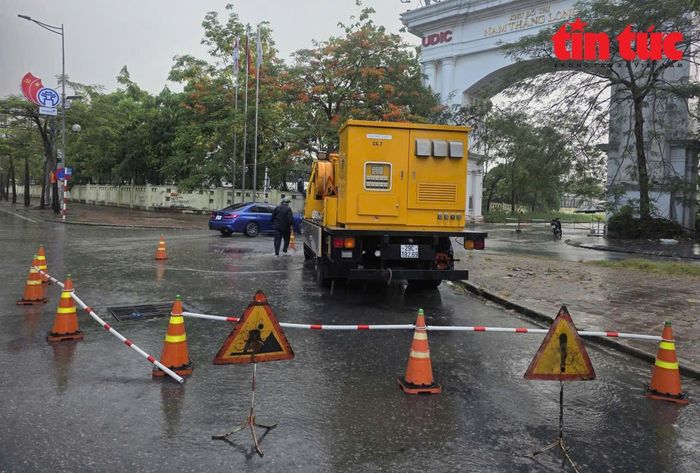 Lực lượng công nhân của Công ty Thoát nước Hà Nội ứng trực tại các "điểm đen" úng ngập trong nội thành.