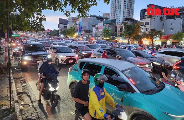 Mưa lớn khiến một số tuyến phố trong nội thành của Hà Nội bị ùn tắc cục bộ.