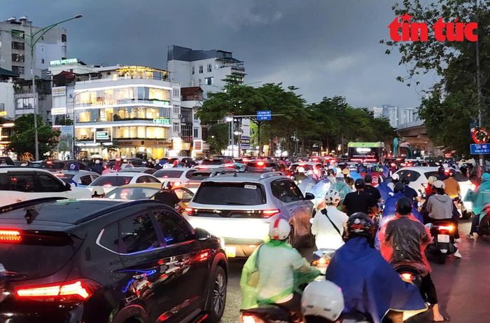Hướng ra ngoại thành trên tuyến đường Nguyễn Trãi ùn tắc kéo dài trong chiều nay.