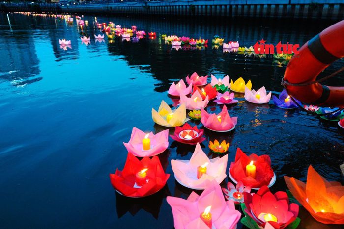 Ánh sáng từ những ngọn nến nhỏ hòa cùng mặt nước của kênh Nhiêu Lộc - Thị Nghè đã tạo nên khung cảnh huyền ảo, thiêng liêng.