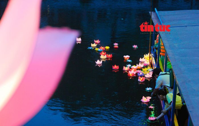 Hàng nghìn Phật tử, khách thập phương hòa vào nghi thức thả hoa đăng tại kênh Nhiêu Lộc - Thị Nghè, TP Hồ Chí Minh.