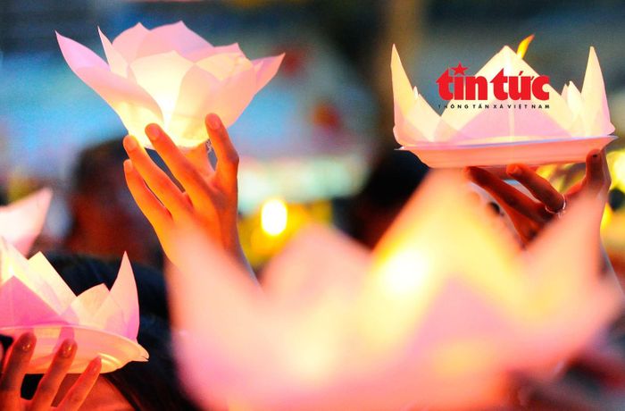 Những chiếc hoa đăng là những lới nhắn gửi, cầu mong gia đạo bình an, thân tâm an lạc của các Phật tử.