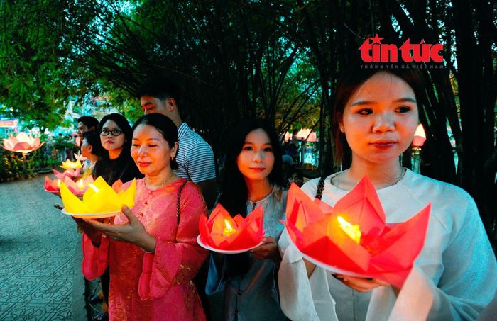Nghi thức thả hoa đăng năm nay tại chùa Pháp Hoa (TP Hồ Chí Minh) thu hút nhiều bạn trẻ tham gia.