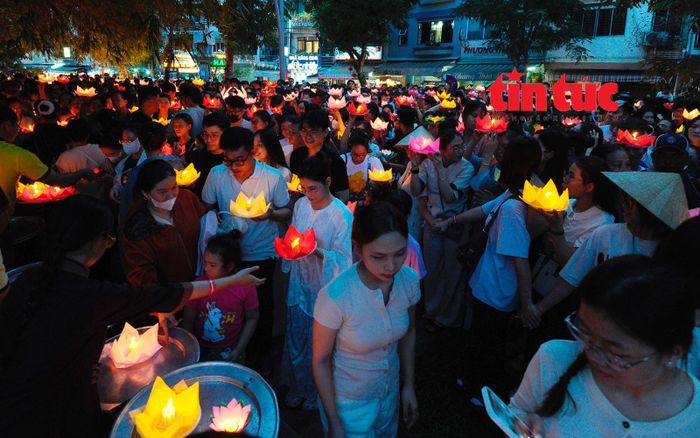 Đông đảo người dân và du khách tham gia thả hoa đăng.