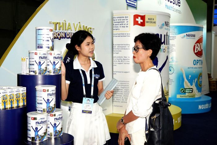 Khách tham quan tìm hiểu thông tin về sản phẩm tại gian hàng Nestlé Health Science.