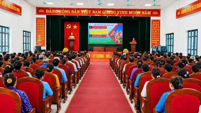 Đồng chí Nguyễn Thị Mai truyền đạt chuyên đề tuyên truyền, phổ biến Luật Đất đai năm 2024 tới cán bộ, hội viên và Nhân dân phường Lê Đại Hành. Đây là lĩnh vực rất được người dân quan tâm.