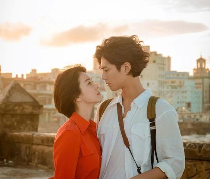 Khả năng tạo "phản ứng hóa học" bùng nổ với bạn diễn nam giúp Song Hye Kyo trở thành biểu tượng phim tình cảm của màn ảnh Hàn. Ảnh: Chụp màn hình phim Encounter.
