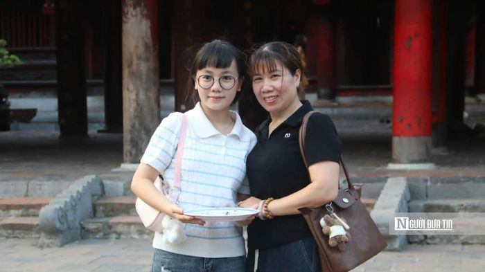 Trần Phương Trang (trái) tự tin đủ khả năng để đỗ nguyện vọng một.