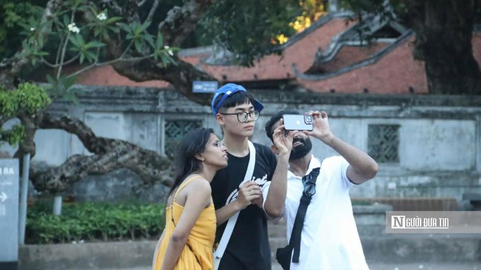 Lê Nguyễn Bảo Khánh giao lưu với người nước ngoài tại Văn Miếu – Quốc Tử Giám.