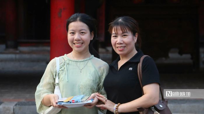 Chị Huyền (phải) mong các sĩ tử đủ bình tĩnh và sức khỏe để vượt qua kỳ thi.
