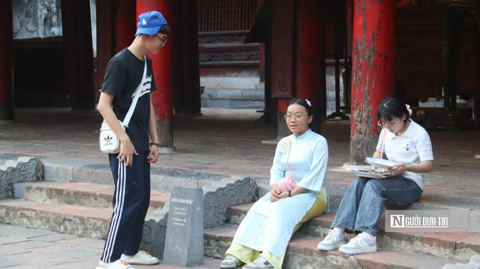 Bạn Trần Ngọc Anh (giữa) cho biết em không quá áp lực vì gia đình luôn tạo cho mình tâm lý thoải mái.