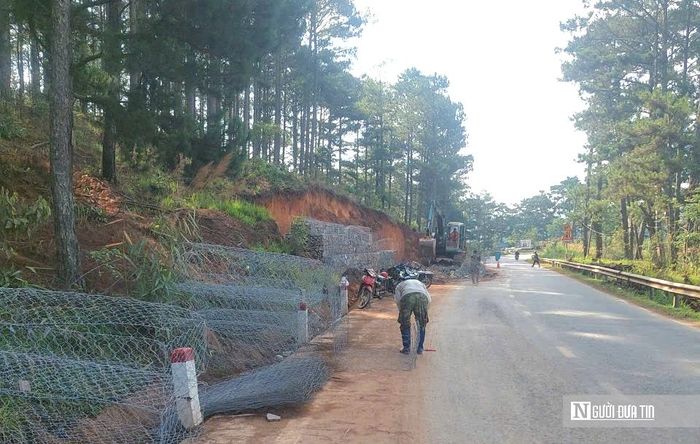 Triển khai rọ đá chống sạt lở trên QL 20, khu vực phường Xuân Trường – Đà Lạt.