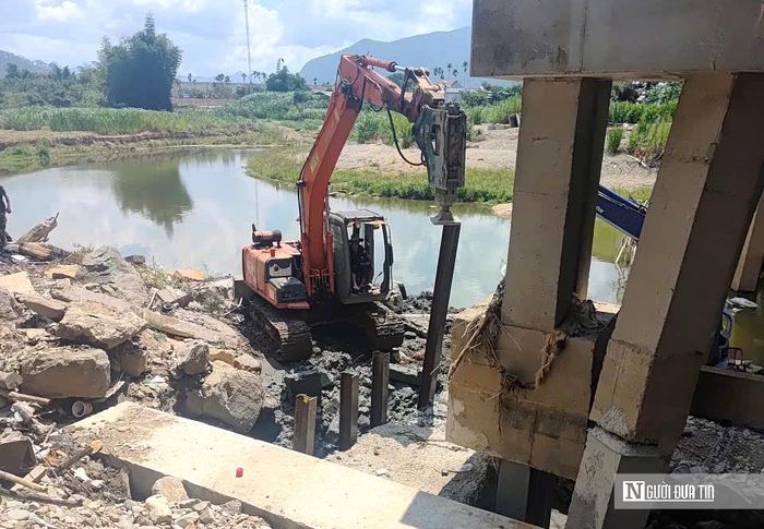 Đơn vị thi công đóng cừ để giữ rọ đá gia cố xung quanh trụ cầu Đơn Dương tuyến QL27.