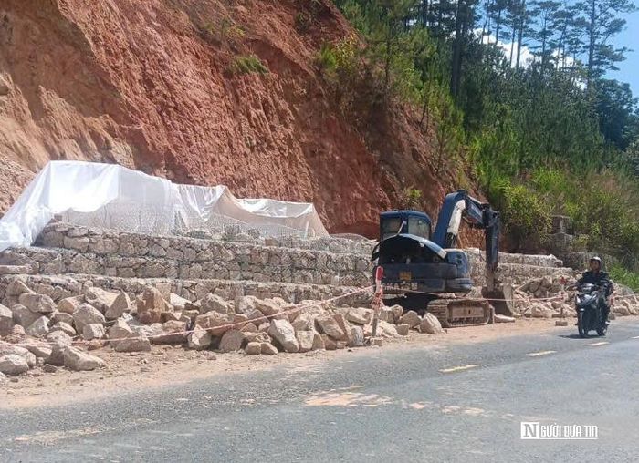 Máy móc thi công trên tuyến Quốc lộ 27C.