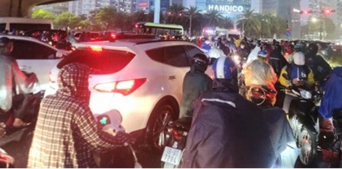 Mưa lớn vào khung giờ tan tầm khiến nhiều tuyến đường bị ùn tắc. Ảnh: Minh Hạnh
